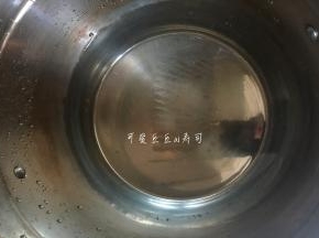 锅内烧清水至沸腾