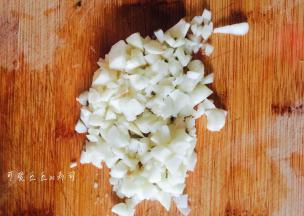 蒜瓣剁成蒜末，不用特别细