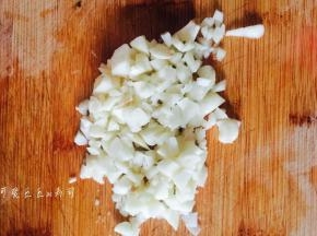 蒜瓣剁成蒜末，不用特别细