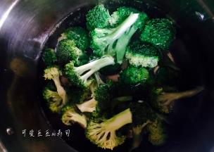 把洗好的西兰花放进沸水里焯一下捞出待用