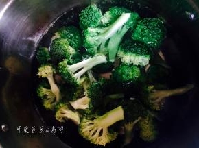 把洗好的西兰花放进沸水里焯一下捞出待用