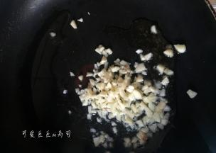 平底锅热锅冷油，放入蒜泥煸炒