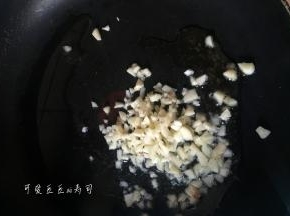 平底锅热锅冷油，放入蒜泥煸炒