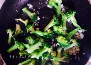 放入西兰花一起简单翻炒，放入料酒，糖，盐翻炒一会盛出西兰花