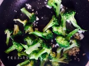 放入西兰花一起简单翻炒，放入料酒，糖，盐翻炒一会盛出西兰花