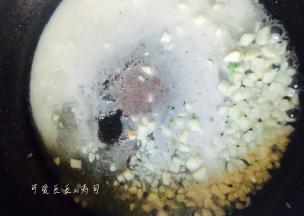 锅里剩余的蒜泥，加入玉米淀粉和水的混合液，加一点小葱，大火收汁，最后将沟好的芡汁浇在排整齐的西兰花上即可
