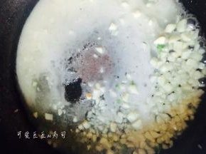 锅里剩余的蒜泥，加入玉米淀粉和水的混合液，加一点小葱，大火收汁，最后将沟好的芡汁浇在排整齐的西兰花上即可