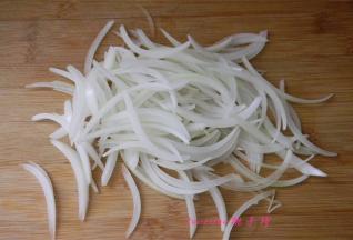 将葱头切丝；