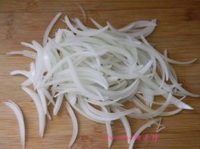 将葱头切丝；