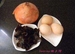 准备好原料，提前将木耳泡发；（我今天用的是黄皮葱头，也可以用红皮葱头）