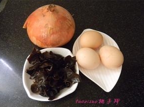 准备好原料，提前将木耳泡发；（我今天用的是黄皮葱头，也可以用红皮葱头）