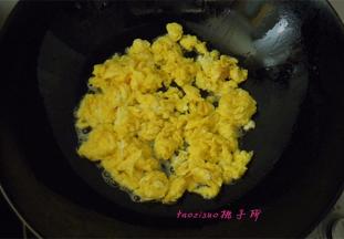 将鸡蛋加入1克食盐搅打均匀后，到油锅里炒散备用；