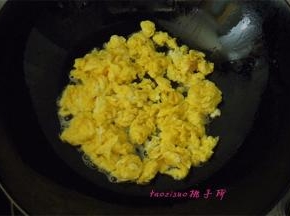 将鸡蛋加入1克食盐搅打均匀后，到油锅里炒散备用；