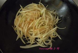 炒锅里倒入食用油，放入五香粉炒香，放入切好的葱头丝煸炒，再倒入生抽翻炒；