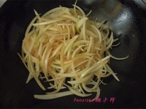 炒锅里倒入食用油，放入五香粉炒香，放入切好的葱头丝煸炒，再倒入生抽翻炒；