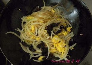 再放入炒好的鸡蛋、木耳煸炒，放入食盐、鸡粉调味即可出锅了。