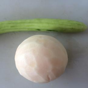 黄瓜去皮，甜瓜去皮。