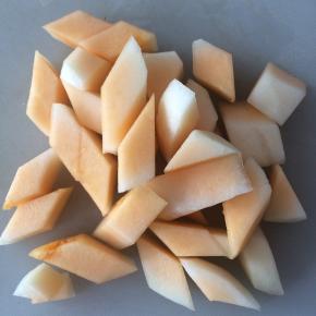 将甜瓜切成小块。