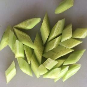 将黄瓜切成小块。
