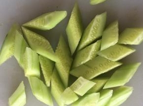 将黄瓜切成小块。