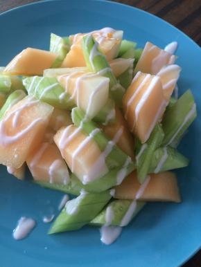 混合甜瓜和黄瓜，淋上酸奶即可。酸奶也可以换成沙拉酱。