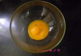 取3个蛋黄放入料理碗里；