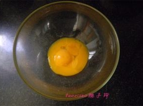 取3个蛋黄放入料理碗里；