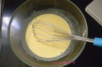 放入淡奶油和牛奶，搅拌均匀；