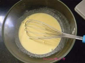 放入淡奶油和牛奶，搅拌均匀；