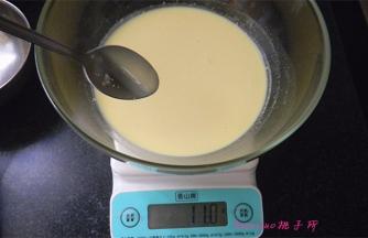 再放入炼乳搅拌均匀；
