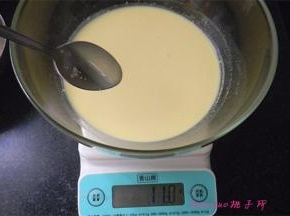 再放入炼乳搅拌均匀；