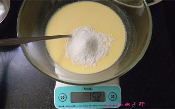 再放入吉士粉；