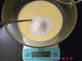 再放入吉士粉；