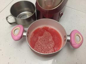 直接压到锅里就可以，待会就用这个锅来煮