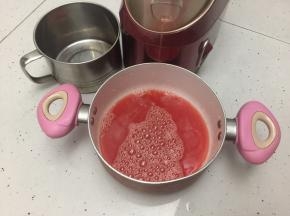 直接压到锅里就可以，待会就用这个锅来煮