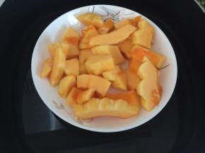 南瓜去皮切块后放入蒸锅里蒸熟