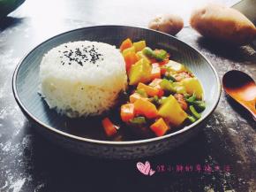 米饭盛碗里，放入炸好的鸡胸，浇上炖好的咖喱即可。。拌饭真的是美味，谁吃谁知道。。