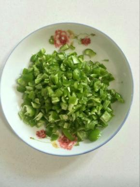 薄皮青椒去蒂去籽清洗干净，切成小丁备用！

