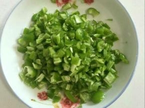 薄皮青椒去蒂去籽清洗干净，切成小丁备用！

