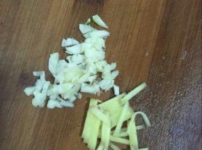 蒜瓣剥皮剁碎，生姜切成丝备用！