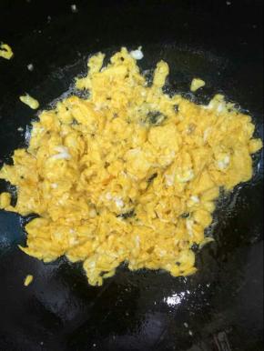 锅烧热倒入适量的油，放入蛋液至蛋液凝固，炒散盛出备用！
