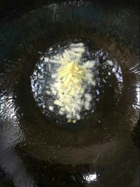 锅再次烧热倒入适量的油，放入蒜瓣，生姜炒出香味儿！