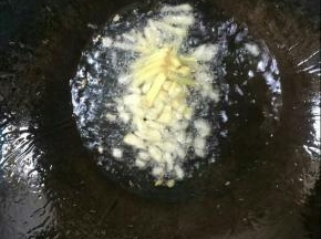 锅再次烧热倒入适量的油，放入蒜瓣，生姜炒出香味儿！