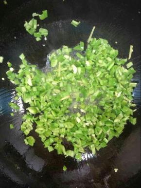 放入青椒丁翻炒均匀至断生！
