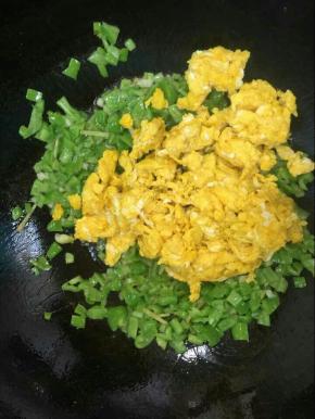 放入刚刚盛起的鸡蛋翻炒均匀！
