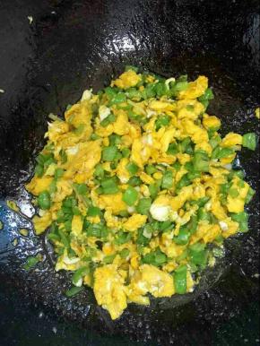 起锅前加入适量的盐调味即可！（鸡蛋本身很鲜美，不需要再另外放鸡精。）



