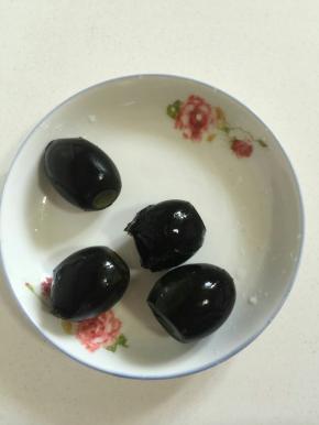 皮蛋剥皮，清洗干净备用！（皮蛋剥皮的时候要先把皮蛋全身在桌子上均匀地磕几下，小心的剥开外壳，不要把皮蛋剥烂了！）