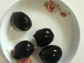 皮蛋剥皮，清洗干净备用！（皮蛋剥皮的时候要先把皮蛋全身在桌子上均匀地磕几下，小心的剥开外壳，不要把皮蛋剥烂了！）