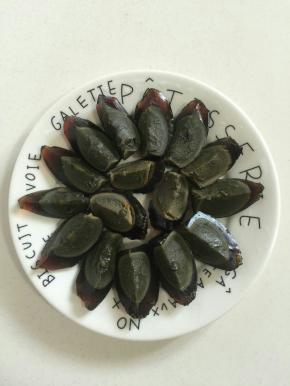 把菜刀用开水烫一下，再把皮蛋切成4瓣，摆盘备用！（菜刀用开水烫一下，切出来的皮蛋整齐，而且蛋黄不碎。）