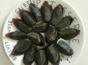 把菜刀用开水烫一下，再把皮蛋切成4瓣，摆盘备用！（菜刀用开水烫一下，切出来的皮蛋整齐，而且蛋黄不碎。）